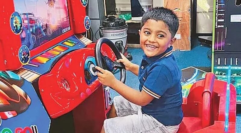 বারান্দায় দাঁড়ানো ৪ বছরের শিশুর চোখে লাগে গুলি, পরে হাসপাতালে মৃত্যু