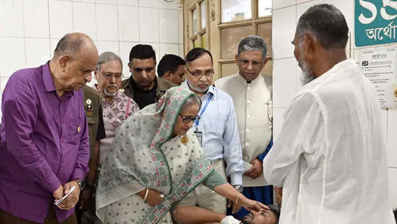 আহতদের দেখতে পঙ্গু হাসপাতালে প্রধানমন্ত্রী