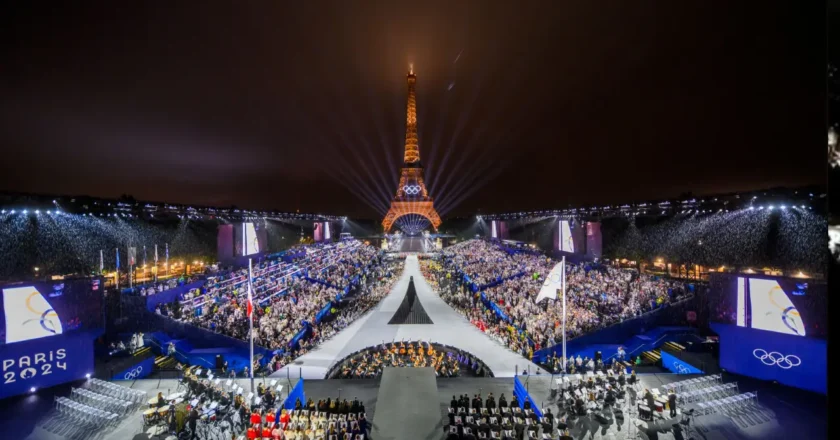 জমকালো আয়োজনে প্যারিসের নদীতে অলিম্পিক উদ্বোধন