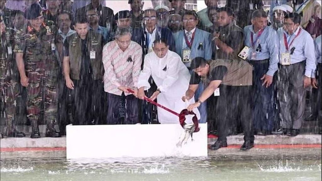 বঙ্গভবনের সিংহ পুকুরে মাছের বিভিন্ন প্রজাতির পোনা অবমুক্ত করছেন রাষ্ট্রপতি মোঃ সাহাবুদ্দিন