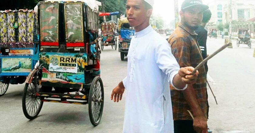 রংপুরে ট্রাফিক নিয়ন্ত্রণের নতুন মুখ মাদ্রাসার ছাত্র হাসান