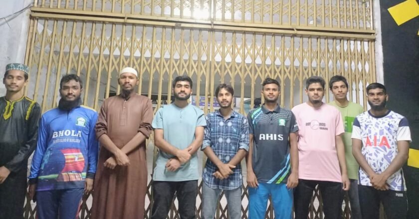 ইবিতে সনাতনী শিক্ষার্থীদের প্রার্থনালয় পাহারা দিচ্ছেন সাধারণ শিক্ষার্থীরা