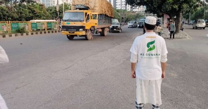 ট্রাফিক নিয়ন্ত্রণে আজও সড়কে শিক্ষার্থীরা