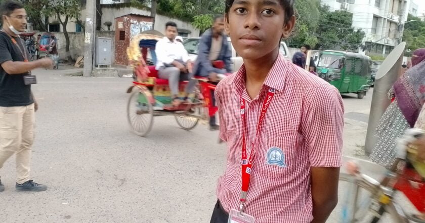 ট্রাফিক নিয়ন্ত্রণে ব্যাস্ত ৭ম শ্রেণির শিক্ষার্থী আল আমিন