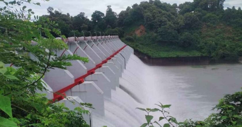৬ ইঞ্চি খুলে দেওয়া হয়েছে কাপ্তাই বাঁধের ১৬ গেট