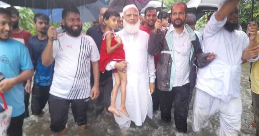 ফেনীতে বন্যাদুর্গতদের পাশে জামায়াতের আমির