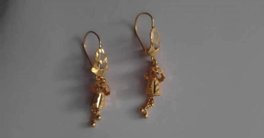 বন্যার্তদের সহায়তায় কানের দুল উৎসর্গ করলেন যবিপ্রবি শিক্ষার্থী