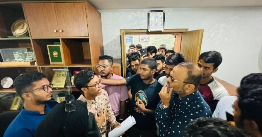 ঢাবিতে ছাত্র রাজনীতি নিষিদ্ধের দাবিতে উপাচার্যকে শিক্ষার্থীদের স্মারকলিপি