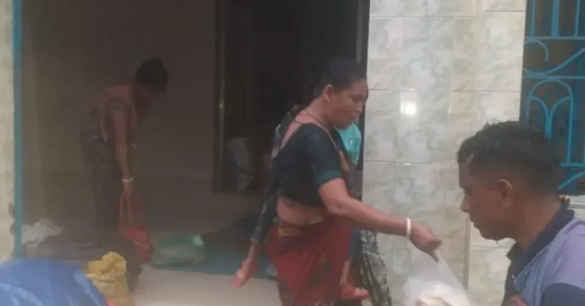 জীবন বাঁচাতে বন্যার্ত সনাতন ধর্মাবলম্বীদের মসজিদে আশ্রয়