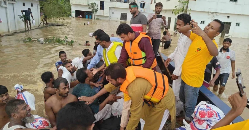 ফেনীতে বন্যার্তদের মাঝে গণঅধিকার পরিষদের ত্রাণ বিতরণ