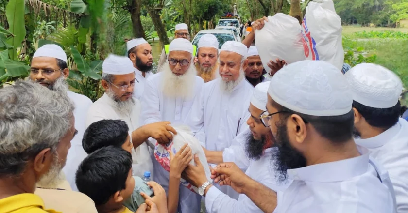 ফেনী‌তে বন্যার্তদের মাঝে হেফাজতে ইসলামের ত্রাণসামগ্রী বিতরণ