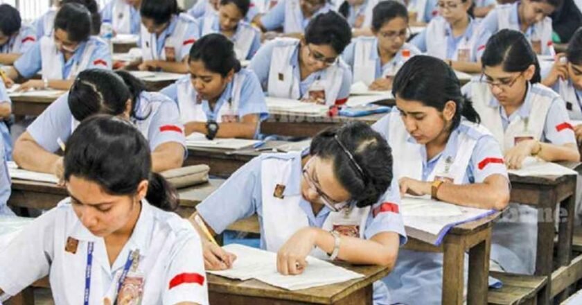 এইচএসসির বাকি পরীক্ষা অর্ধেক নম্বরে, পেছাবে আরো দুই সপ্তাহ