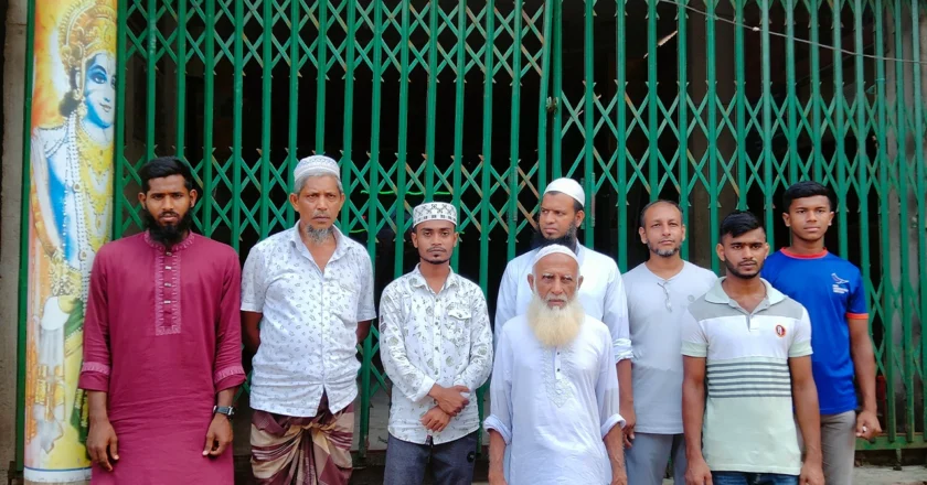 শরীয়তপুরে মন্দির পাহারায় জামায়াত-শিবিরের নেতাকর্মীরা