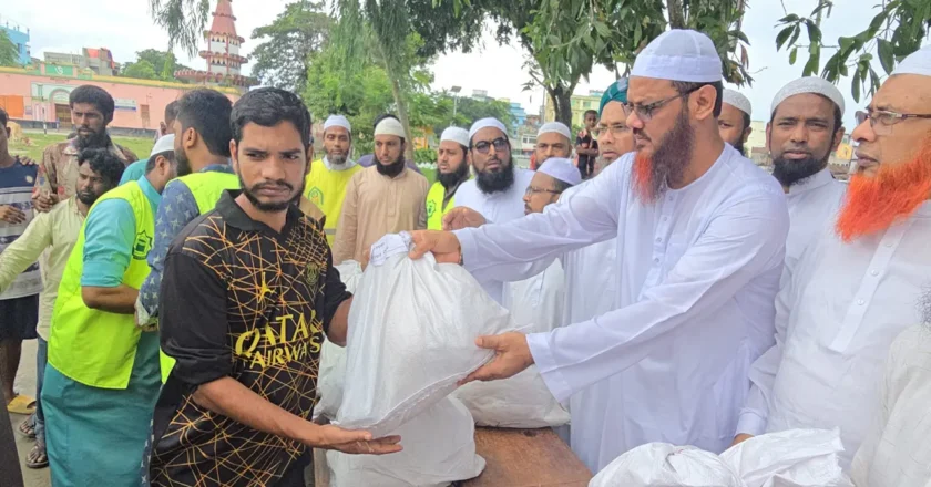 বন্যাদুর্গতদের মাঝে ইসলামী আন্দোলনের ত্রাণ বিতরণ