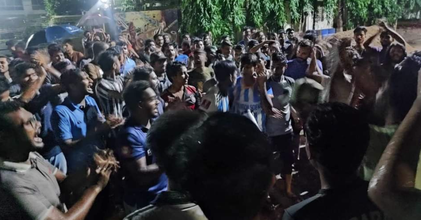 ত্রাণ পরিবহনের বাস না দেওয়ায় নজরুল বিশ্ববিদ্যালয়ে বিক্ষোভ