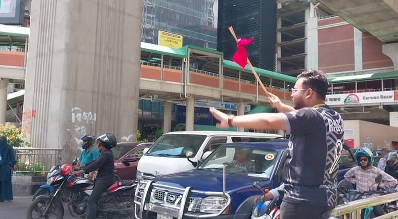 পুলিশশূন্য রাজধানী, আজও ট্রাফিক নিয়ন্ত্রণে শিক্ষার্থীরা