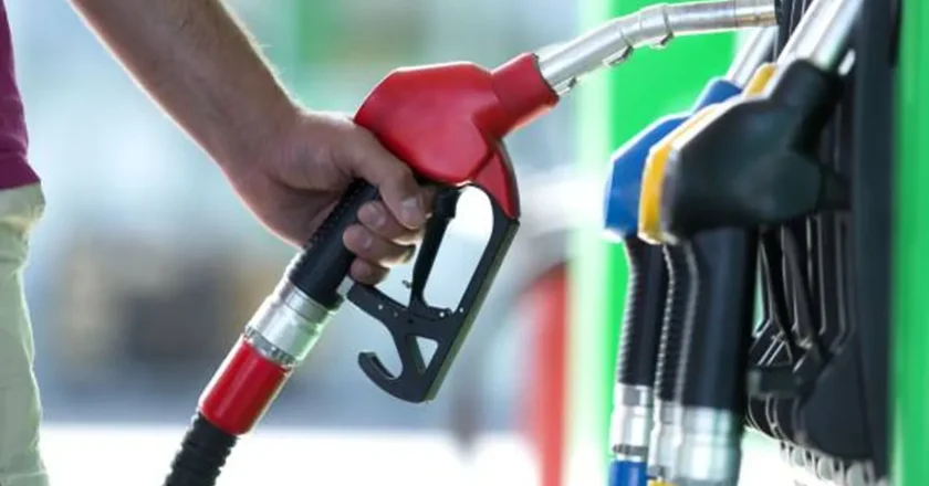 কমল জ্বালানি তেলের দাম, রাত থেকে কার্যকর