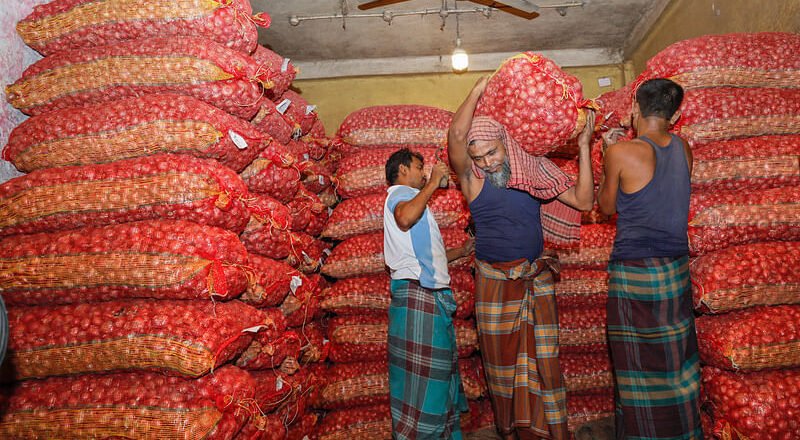 খাতুনগঞ্জে ৪ দেশের পেঁয়াজ, কমতে শুরু করেছে দাম
