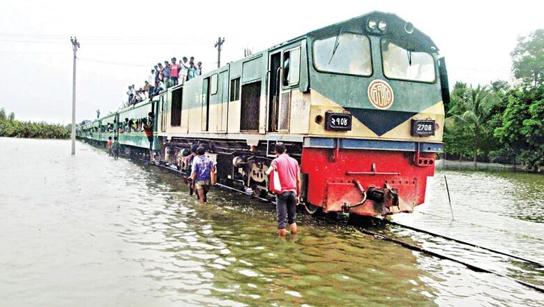 বন্যায় যেসব রুটে ট্রেন চলাচল বন্ধ