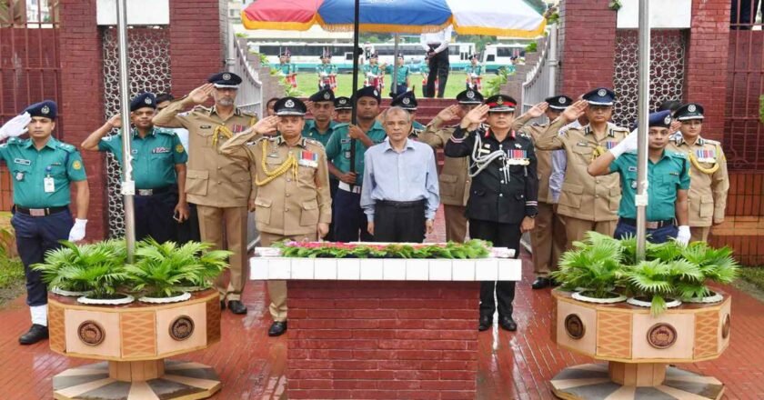 রাজারবাগ পুলিশ স্মৃতিসৌধে স্বরাষ্ট্র উপদেষ্টার শ্রদ্ধা