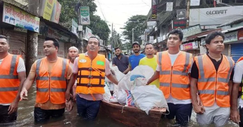 বন্যাদুর্গত মানুষের মাঝে ছাত্রদলের ত্রাণ বিতরণ