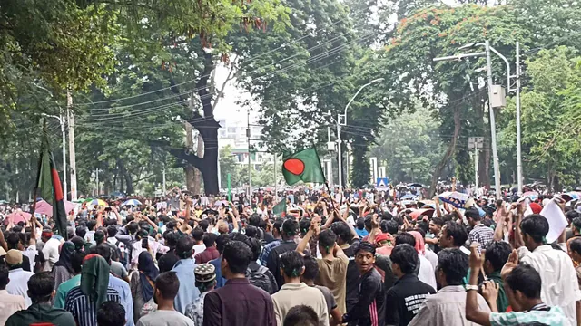 শহীদ মিনারে ছাত্র-জনতার ঢল