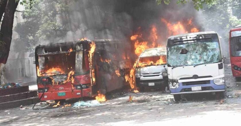 শাহবাগে ছাত্রলীগ-আন্দোলনকারীদের ধাওয়া-পাল্টা ধাওয়া, গাড়িতে অগ্নিসংযোগ