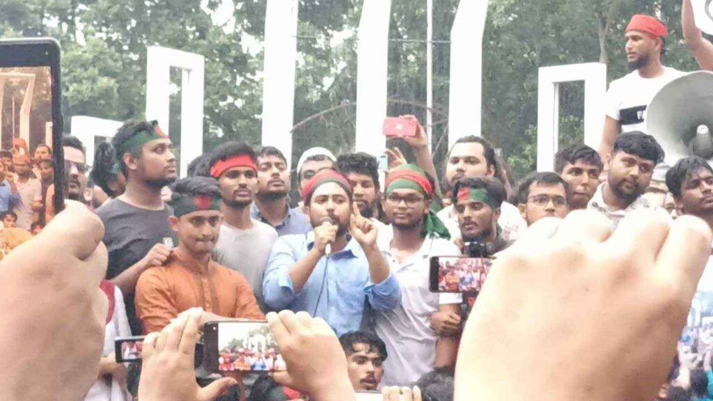 সরকারের পদত্যাগের এক দফা ঘোষণা