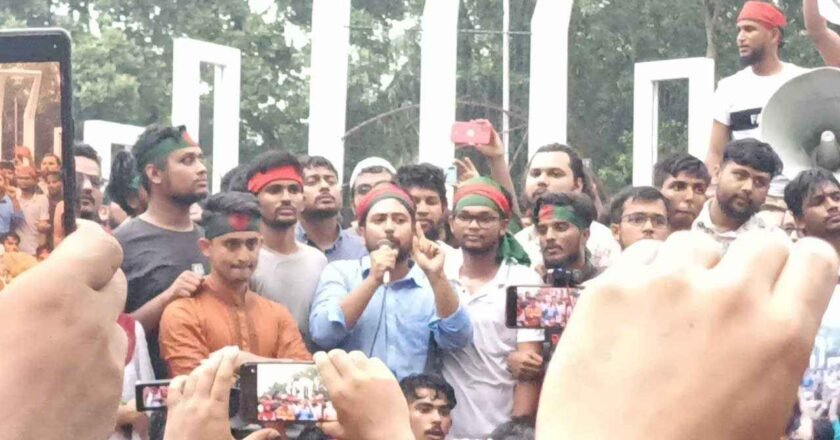 সরকার পদত্যাগের এক দফা ঘোষণা