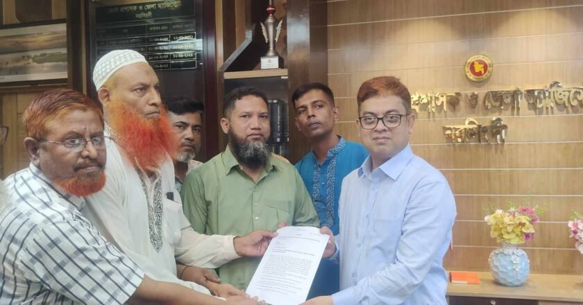 নরসিংদীতে চাকরিচ্যুত বিডিআর সদস্যদের মানববন্ধন ও স্মারক লিপি প্রদান