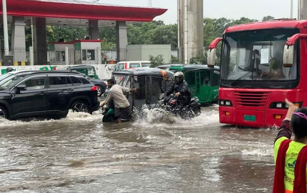রাজধানীতে ঝুম বৃষ্টি