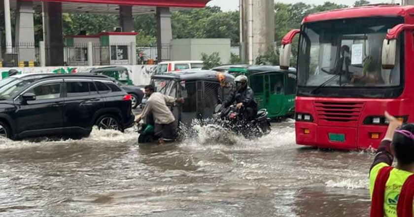 রাজধানীতে ঝুম বৃষ্টি, সড়ক-অলিগলি ডুবে ভোগান্তি