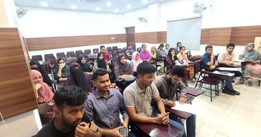 প্রাণ ফিরে পেল ঢাবি, সাড়ে তিন মাস পর ক্লাসে ফিরে খুশি শিক্ষার্থীরা