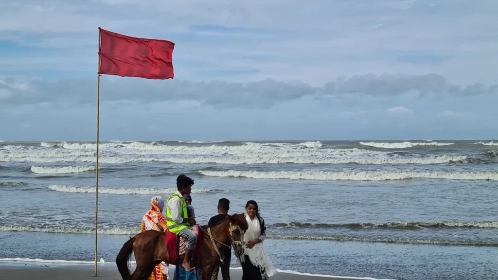 তীব্র ঝড়ের শঙ্কা আজ, সমুদ্রবন্দরে ৩ নম্বর সংকেত