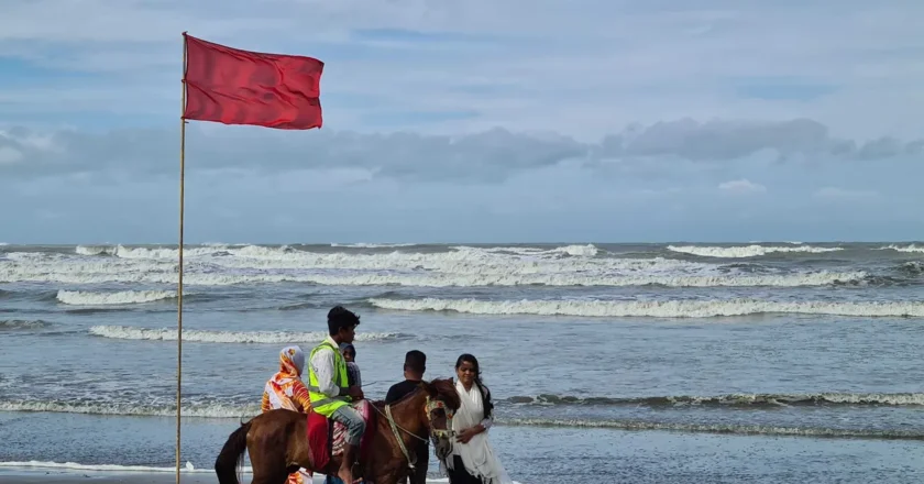 তীব্র ঝড়ের শঙ্কা আজ, সমুদ্রবন্দরে ৩ নম্বর সংকেত