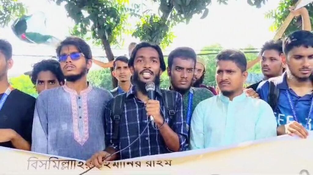 রাসূলকে নিয়ে কটুক্তির প্রতিবাদে রাজধানীতে ডিআইইউ শিক্ষার্থীদের মানববন্ধন