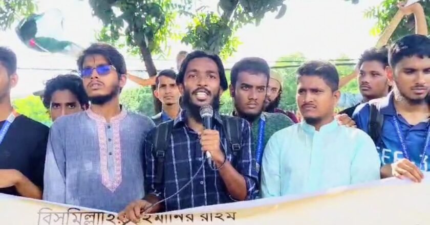 রাসূলকে নিয়ে কটুক্তির প্রতিবাদে রাজধানীতে ডিআইইউ শিক্ষার্থীদের মানববন্ধন