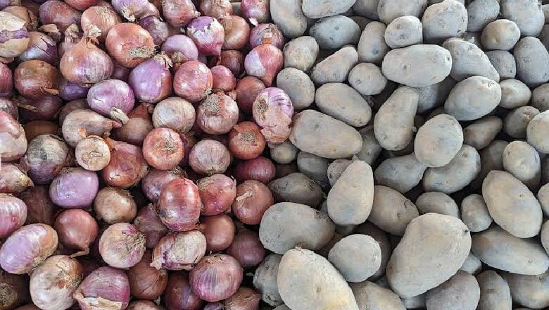 কমেছে পেঁয়াজ-আলুর দাম