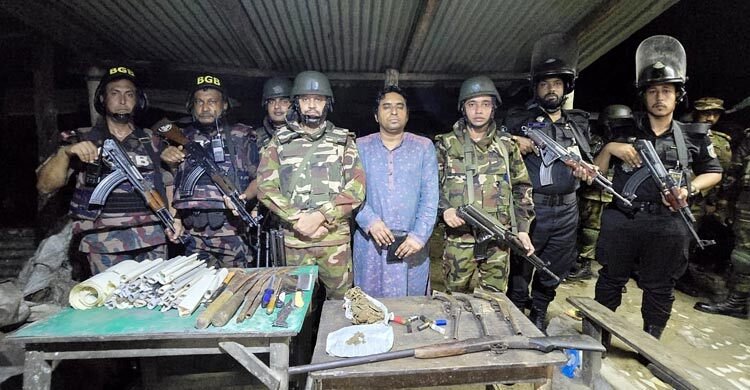 কক্সবাজারে যৌথ অভিযান, বিপুল পরিমাণ অস্ত্র উদ্ধার