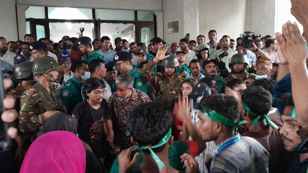 বাধা উপেক্ষা করে সচিবালয়ে ঢুকে পড়ে এইচএসসি'র শিক্ষার্থীরা