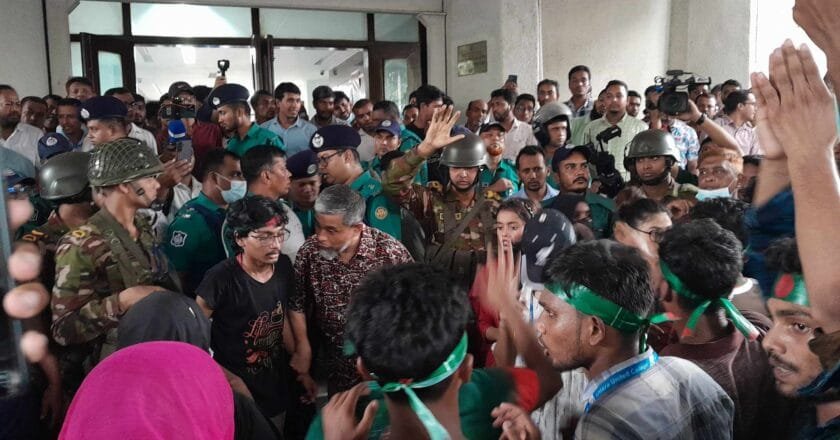 বাধা উপেক্ষা করে সচিবালয়ে ঢুকে পড়ল এইচএসসি’র শিক্ষার্থীরা