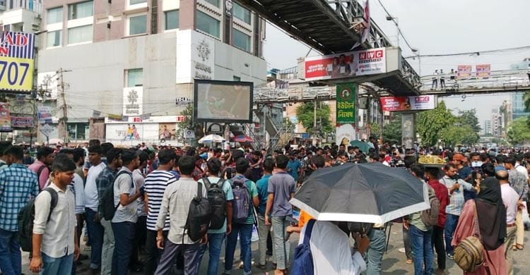 ফের সায়েন্সল্যাব মোড় অবরোধ, যান চলাচল বন্ধ