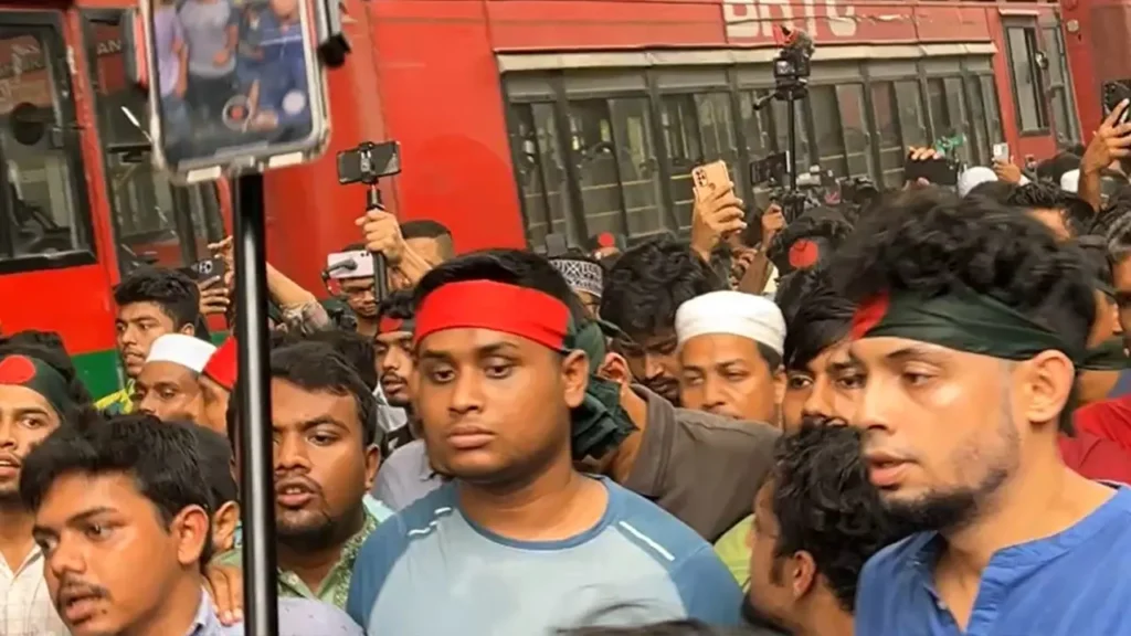 ‘দলবাজ’ বিচারপতিদের পদত্যাগের দাবিতে শিক্ষার্থীদের হাইকোর্ট ঘেরাও