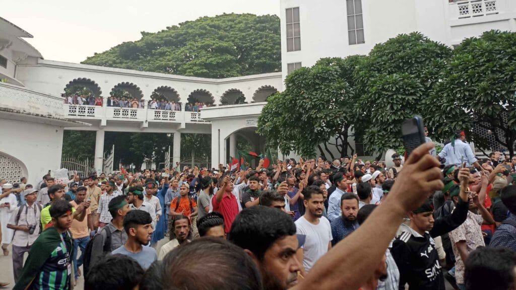 ‘দলবাজ’ বিচারপতিদের পদত্যাগের দাবিতে শিক্ষার্থীদের হাইকোর্ট ঘেরাও
