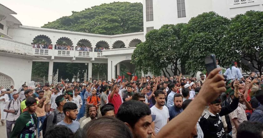 ‘দলবাজ’ বিচারপতিদের পদত্যাগের দাবিতে শিক্ষার্থীদের হাইকোর্ট ঘেরাও