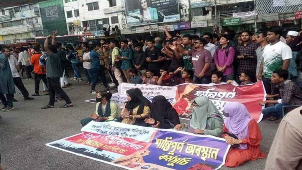 তিতুমীর কলেজকে বিশ্ববিদ্যালয় করার দাবিতে রাস্তায় নেমেছে শিক্ষার্থীরা