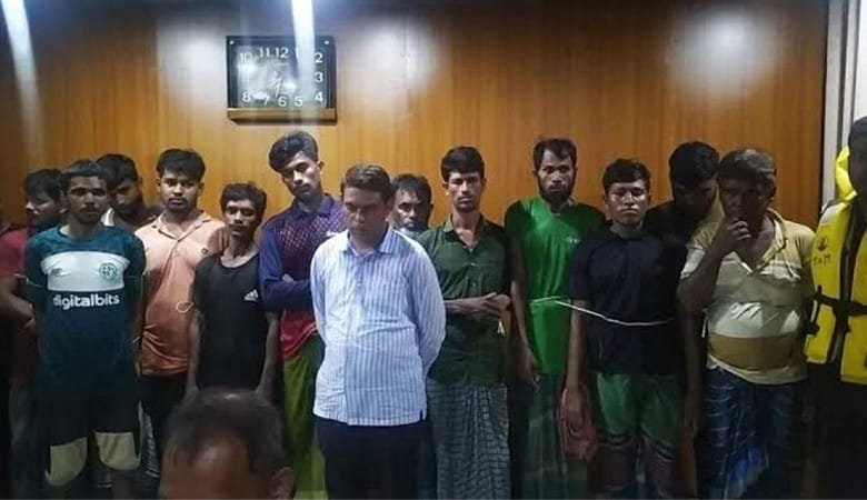 ইলিশ ধরার সময় ব্যাংক কর্মকর্তাসহ ১৪ জেলে আটক, নিষেধাজ্ঞা, জাল