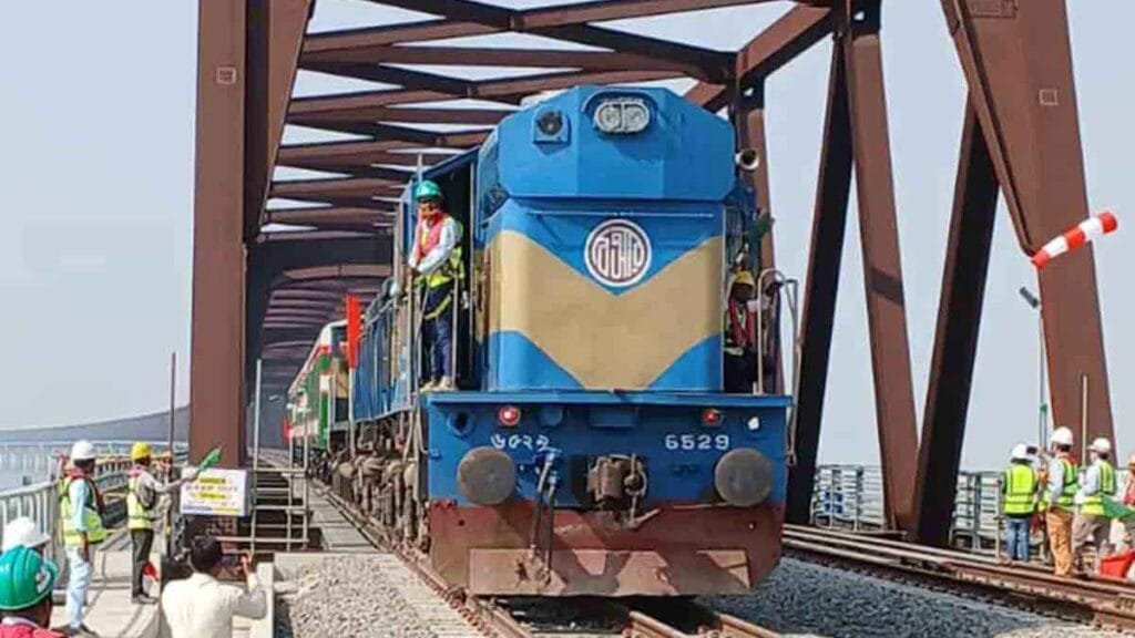 যমুনা নদীর উপর নির্মিত রেল সেতু দিয়ে পরীক্ষামূলক ট্রেন চলল আজ