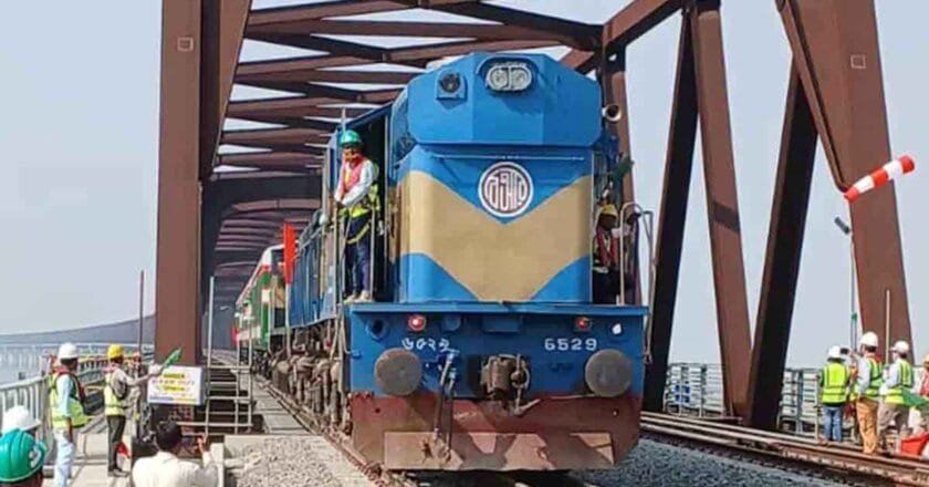 যমুনা নদীর উপর নির্মিত রেল সেতু দিয়ে পরীক্ষামূলক ট্রেন চলল আজ