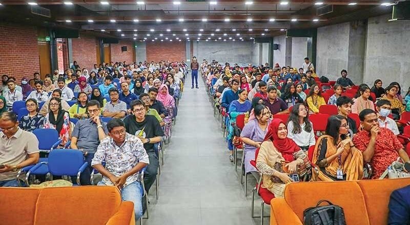 ইউআইইউ’তে ইংলিশ অলিম্পিয়াড’র বাছাই পর্ব অনুষ্ঠিত